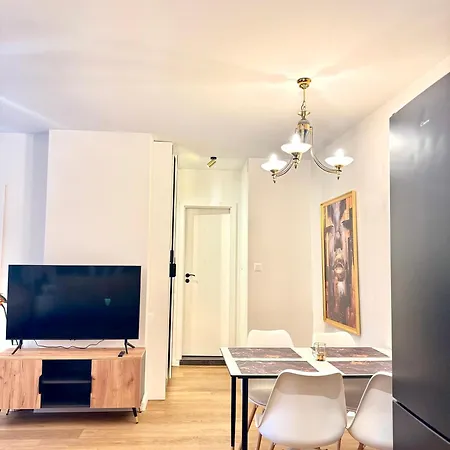 Designer Near Mall And Metro Station By Kvartiri Ltd アパート